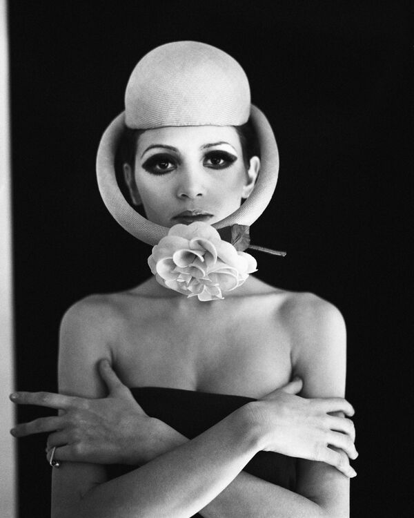 Модель в шляпе Satellite модельера Пьера Кардена во время показа моды в Париже. 4 февраля 1968 года - Sputnik Латвия
