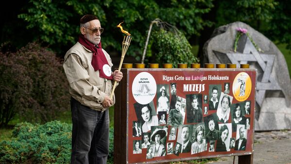 Sēru pasākums vecajos ebreju kapos Ebreju tautas genocīda upuru piemiņas dienā - Sputnik Latvija