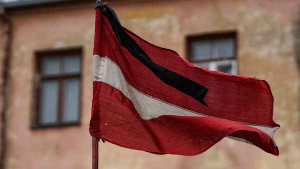 Latvijas karogs ar sēru lentīti Latvijas karogs ar sēru lentīti - Sputnik Latvija