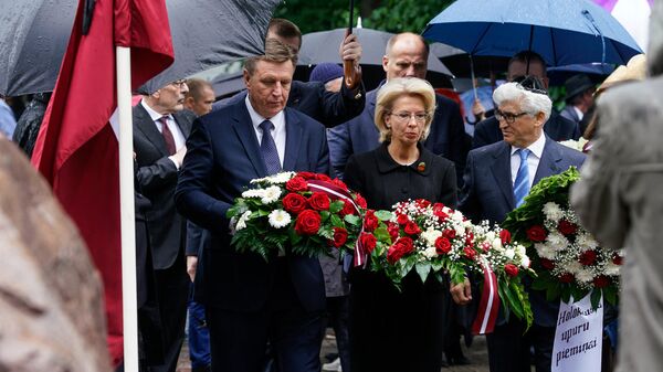 Премьер-министр Латвии Марис Кучинскис, спикер Сейма Инара Мурниеце и председатель Рижской еврейской общины Аркадий Сухаренко возлагают цветы к мемориалу Большой хоральной синагоги Премьер-министр Латвии Марис Кучинскис, спикер Сейма Инара Мурниеце и председатель Рижской еврейской общины Аркадий Сухаренко возлагают цветы к мемориалу Большой хоральной синагоги - Sputnik Латвия