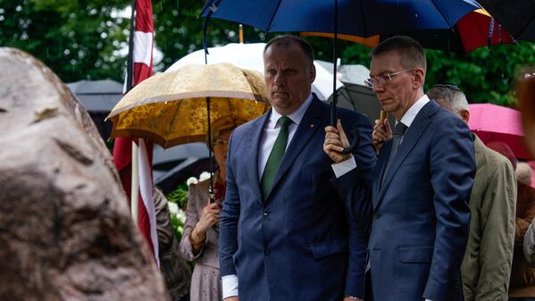 Latvijas aizsardzības ministrs Raimonds Bergmanis un ārlietu ministrs Edgars Rinkēvičs Latvijas aizsardzības ministrs Raimonds Bergmanis un ārlietu ministrs Edgars Rinkēvičs - Sputnik Latvija