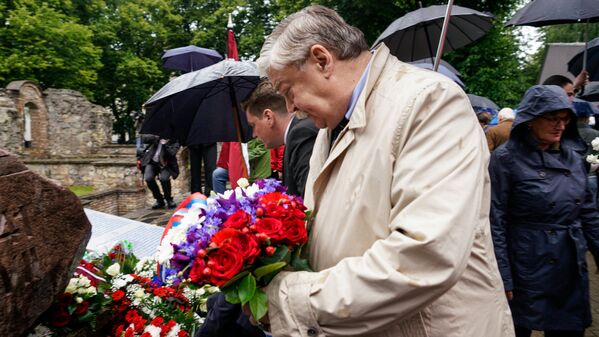 Ziedus pie memoriāla noliek Krievijas vēstnieks Latvijā Jevgeņijs Lukjanovs - Sputnik Latvija