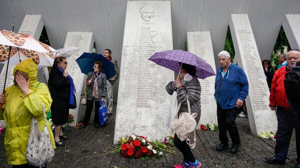 У памятника Жанису Липке У памятника Жанису Липке - Sputnik Латвия