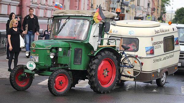 Винфрид Лангнер и Трактор Вилли в Санкт-Петербурге - Sputnik Латвия