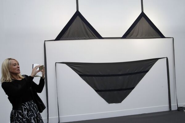 Произведение Untitled (Bikini Loop #2) автора Cosima Von Bonin в рамках Международной выставки современного искусства FIAC в Париже - Sputnik Латвия