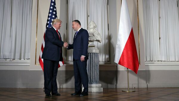 Президент США Дональд Трамп обменивается рукопожатием с президентом Польши Анджеем Дудой в Варшаве Президент США Дональд Трамп обменивается рукопожатием с президентом Польши Анджеем Дудой в Варшаве - Sputnik Латвия