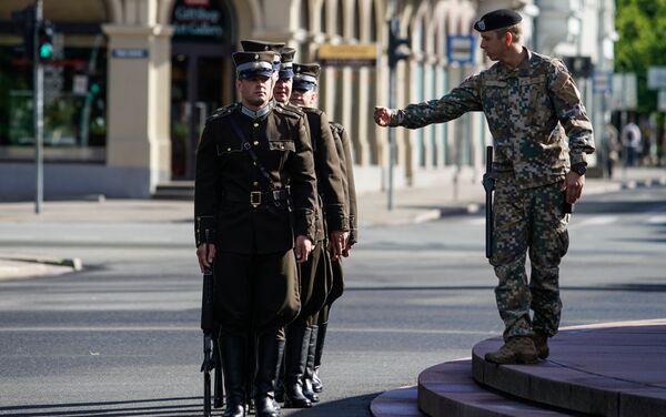 Военнослужащий даёт указания солдатам почетного караула у Памятника Свободы - Sputnik Латвия