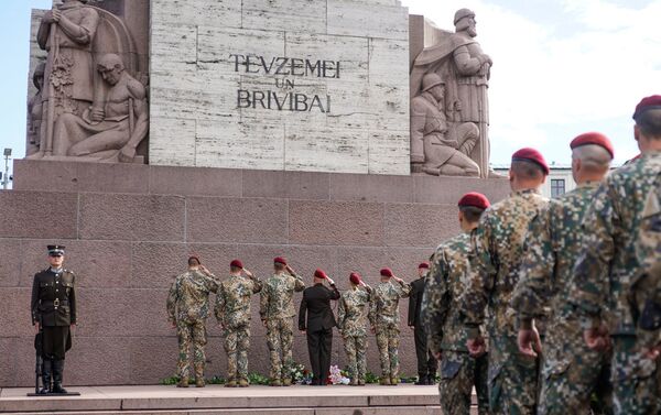 Военнослужащие Военной полиции возложили цветы к Памятнику Свободы - Sputnik Латвия