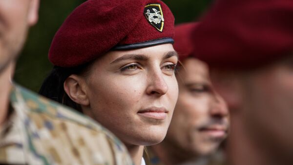 Женщина-офицер Военной полиции - Sputnik Латвия