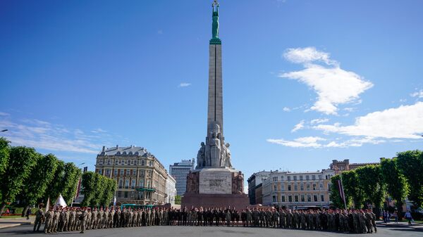 Торжественное построение у Памятника Свободы в честь 20-летия Военной полиции Латвии Торжественное построение у Памятника Свободы в честь 20-летия Военной полиции Латвии - Sputnik Латвия