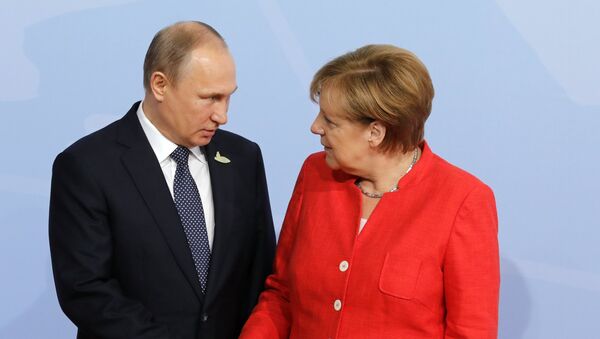 Президент РФ Владимир Путин на церемонии официальной встречи канцлером Германии Ангелой Меркель - Sputnik Латвия