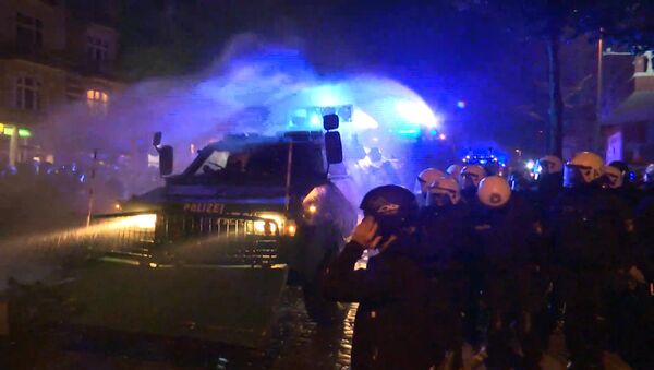 Policistu sadursmes ar protestu dalībniekiem Hamburgā - Sputnik Latvija
