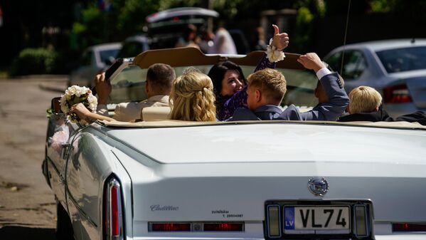 Молодожены уезжают на свадебном кабриолете - Sputnik Латвия