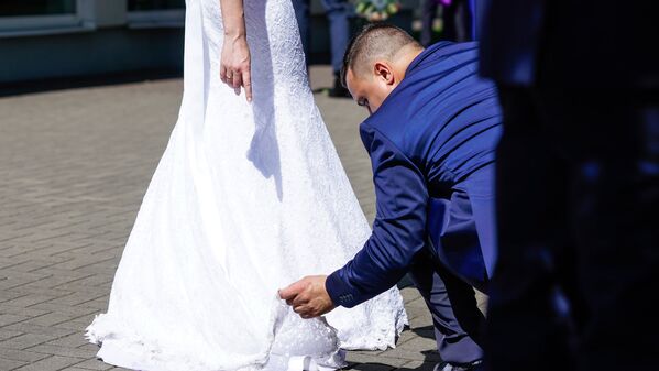 Жених поправляет платье невесте - Sputnik Латвия