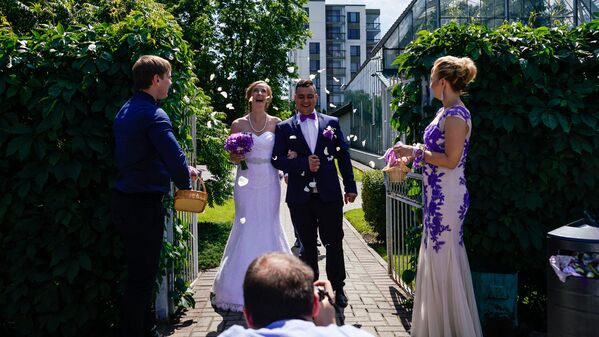 Гости осыпают жениха и невесту лепестками - Sputnik Латвия