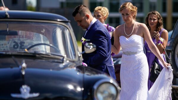 Līgavainis un līgava sēžas mašīnā Volga GAZ 21 - Sputnik Latvija