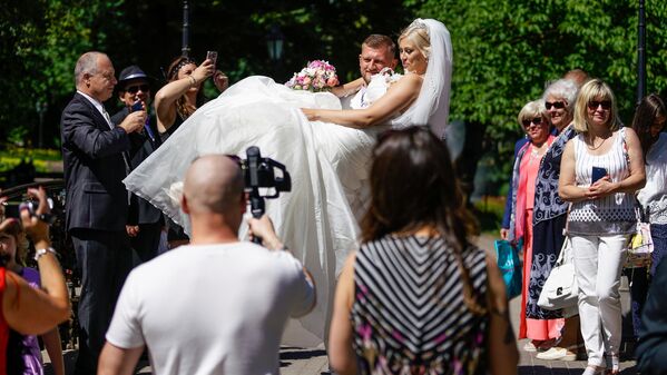 Жених несет невесту через мостик - Sputnik Латвия
