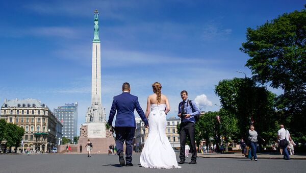 Жених с невестой идут к Памятнику Свободы - Sputnik Latvija