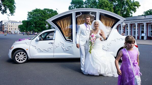 Līgavainis ar līgavu pie Pasaku karietes - Sputnik Latvija