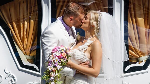 Жених целуется с невестой - Sputnik Латвия