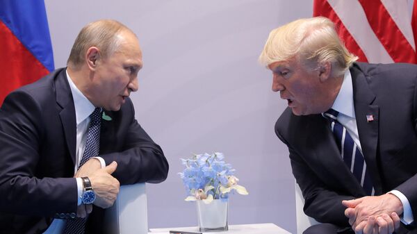 Президент РФ Владимир Путин и президент США Дональд Трамп на саммите G20 в Гамбурге Президент РФ Владимир Путин и президент США Дональд Трамп на саммите G20 в Гамбурге - Sputnik Латвия