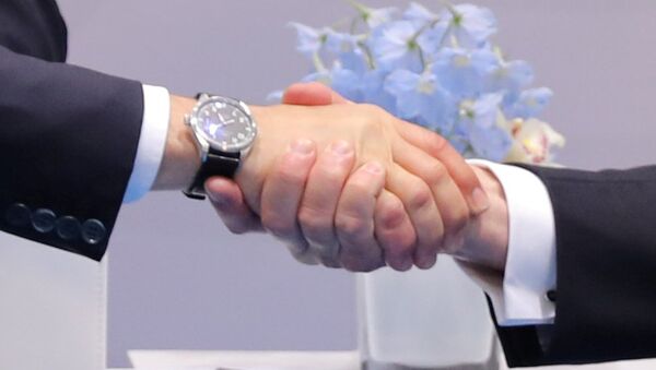 Krievijas prezidenta Vladimira Putina un ASV vadītāja Donalda Trampa rokasspiediens - Sputnik Latvija