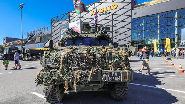 Танк Challenger 2 перед таллинским кинотеатром Apollo Танк Challenger 2 перед таллинским кинотеатром Apollo - Sputnik Латвия
