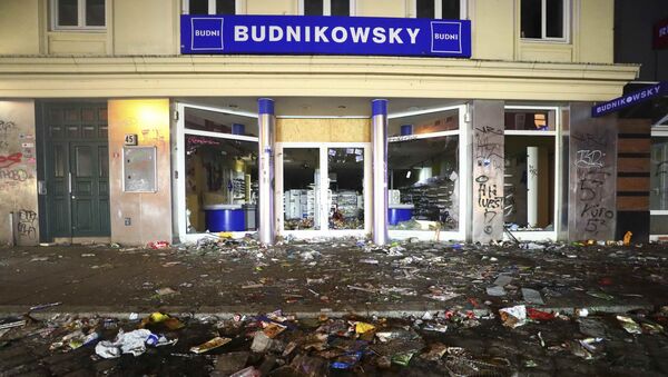 Магазин разгромленный во время протестов в Гамбурге - Sputnik Латвия