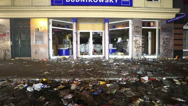 Магазин разгромленный во время протестов в Гамбурге - Sputnik Латвия