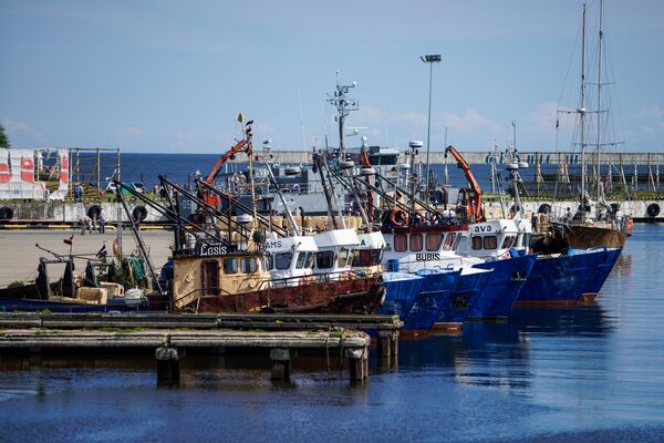 Рыболовный флот в порту Рои - Sputnik Латвия
