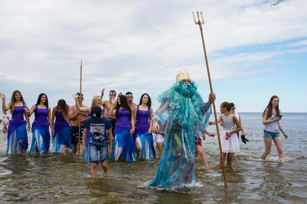 На праздник День рыбака в Рою прибыл сам Нептун со своей свитой - Sputnik Латвия
