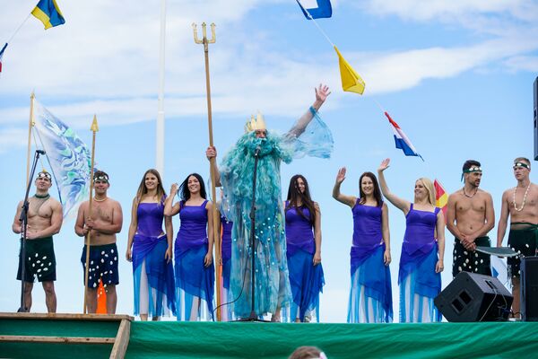 Нептун со своей свитой приветствует гостей праздника - Sputnik Латвия