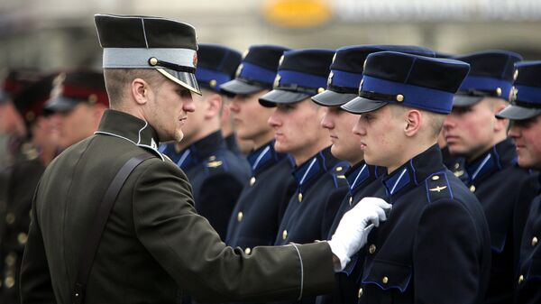 Офицер латвийской армии проверяет форму своих солдат - Sputnik Latvija