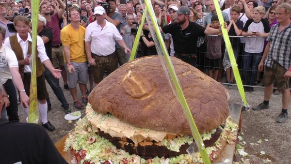 Самый большой в мире гамбургер - Sputnik Латвия