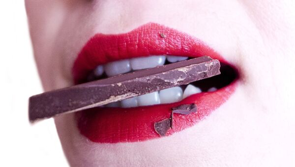 Шоколад в зубах женщины - Sputnik Латвия