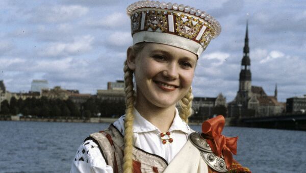 Девушка в национальном латышском костюме - Sputnik Латвия