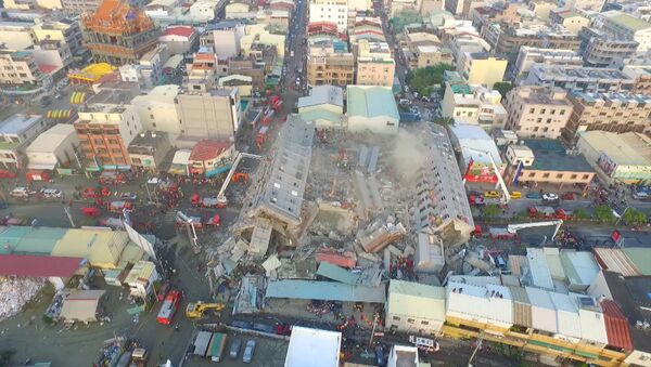 Жилой 17-этажный дом рухнул во время землетрясения на Тайване. Съемка с дрона - Sputnik Латвия