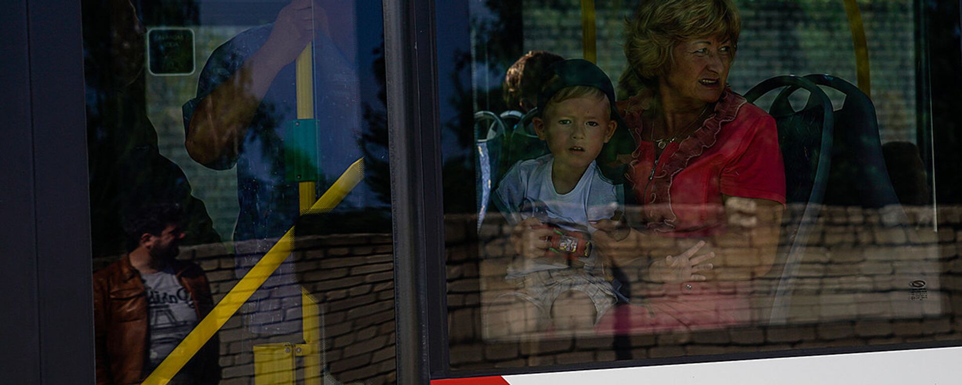 Мальчик с женщиной в автобусе - Sputnik Латвия, 1920, 11.09.2019