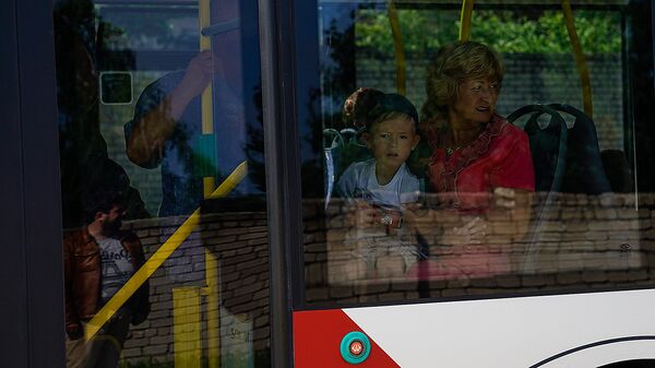Мальчик с женщиной в автобусе - Sputnik Латвия