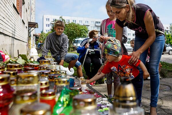 Взрослые и дети несут цветы, свечи и игрушки в память о Ване - Sputnik Латвия