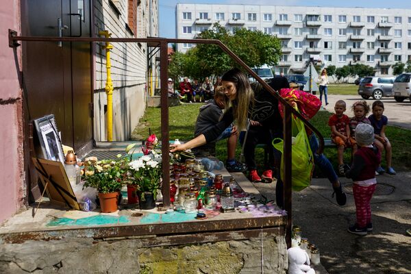 К подъезду Вани лиепайчане несут цветы и игрушки К подъезду Вани лиепайчане несут цветы и игрушки - Sputnik Латвия