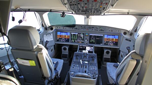 Lidmašīnas Air Baltic Bombardier CS300 pilota kabīne - Sputnik Latvija