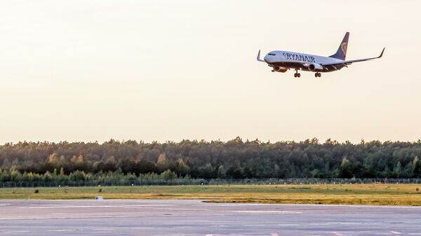 Самолет идет на посадку в аэропорту Рига - Sputnik Латвия