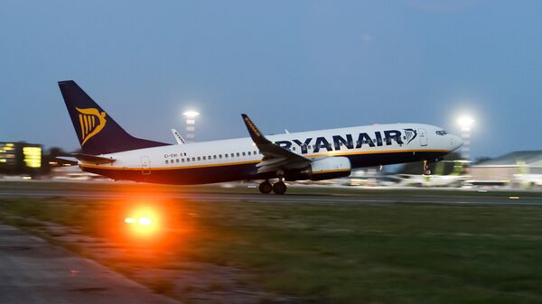 Самолет компании Ryanair взлетает из аэропорта Рига - Sputnik Латвия