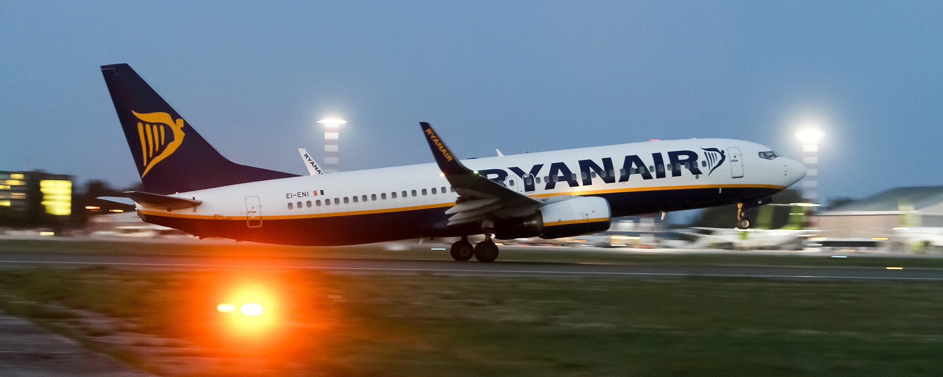 Самолет компании Ryanair взлетает из аэропорта Рига - Sputnik Латвия, 1920, 23.06.2021