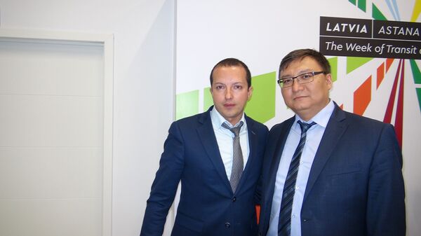 Заместитель директора железнодорожного перевозчика TransContainer Дионис Шахбазов и Алмат Каримов Заместитель директора железнодорожного перевозчика TransContainer Дионис Шахбазов и Алмат Каримов - Sputnik Латвия