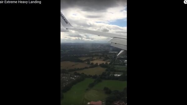 Жесткая посадка самолета Ryanair в Великобритании попала на видео - Sputnik Latvija