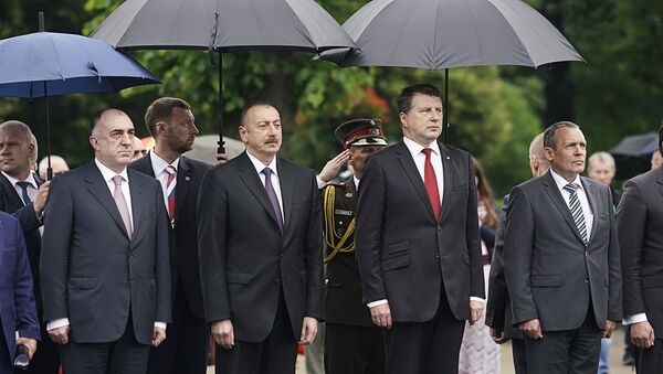 Официальный визит президента Азербайджана Ильхама Алиева в Латвию, церемония возложения цветов к памятнику Свободы - Sputnik Латвия