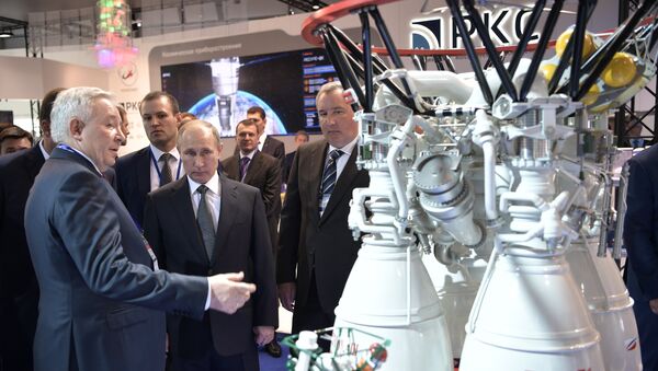 Президент РФ В. Путин посетил Международный авиасалон МАКС-2017 в подмосковном Жуковском - Sputnik Латвия
