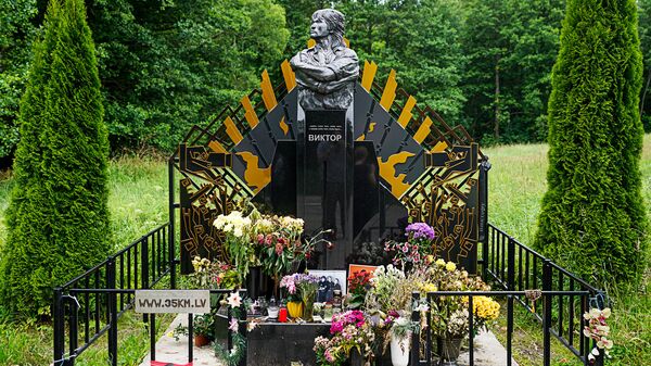 Монумент на месте гибели Виктора Цоя Монумент на месте гибели Виктора Цоя - Sputnik Латвия
